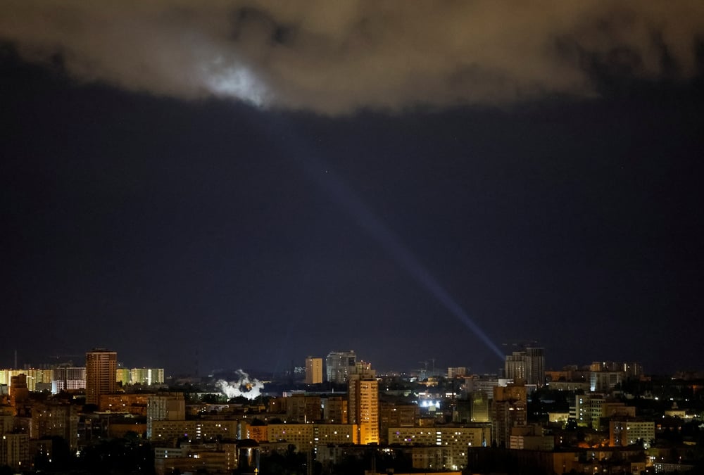 Des militaires ukrainiens utilisent un projecteur pour rechercher des drones russes dans le ciel de kiev