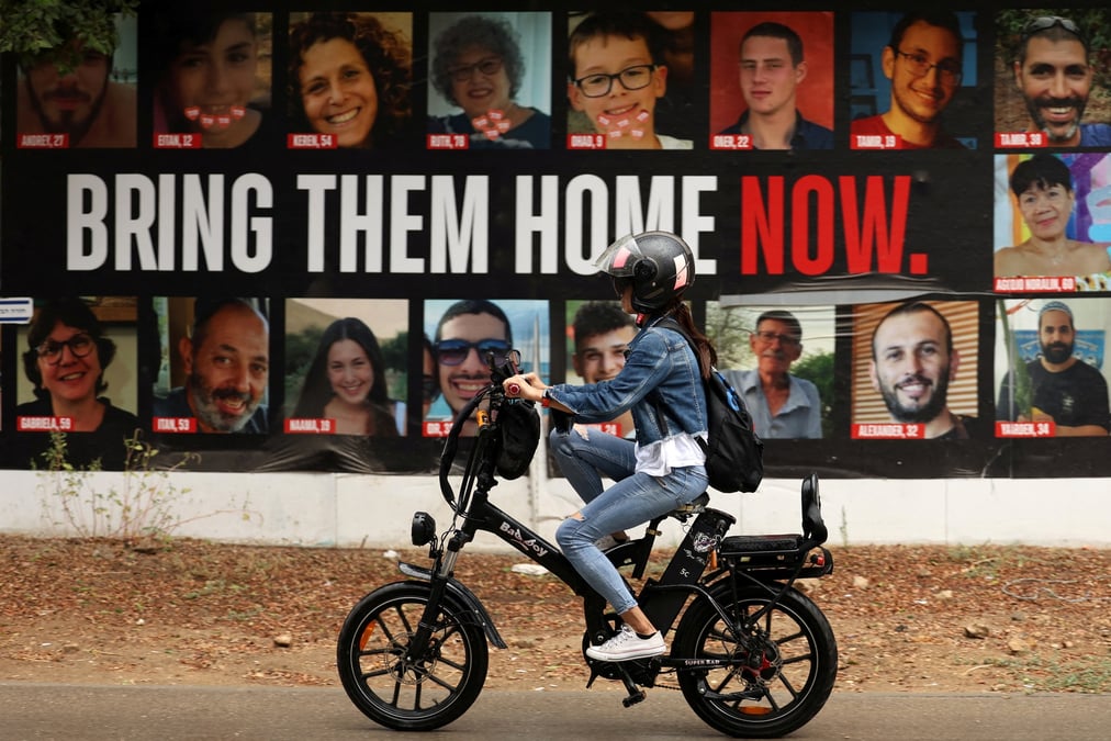 Des affiches en soutien aux otages kidnappes lors de l'attaque du 7 octobre