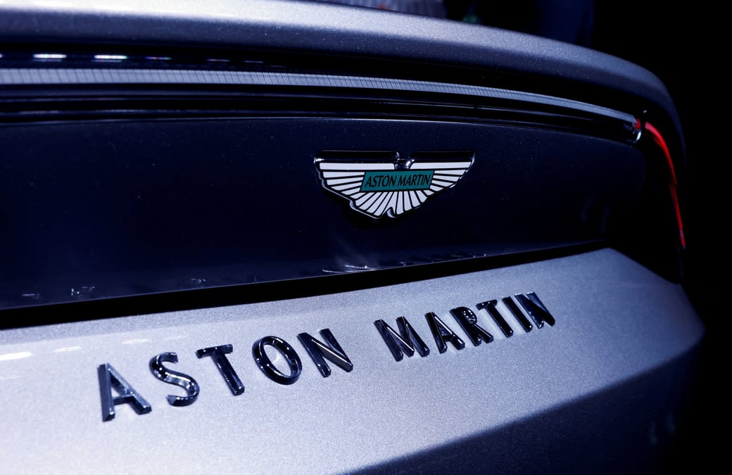 Le logo d'aston martin est visible sur une vantage, lors de son lancement a new delhi