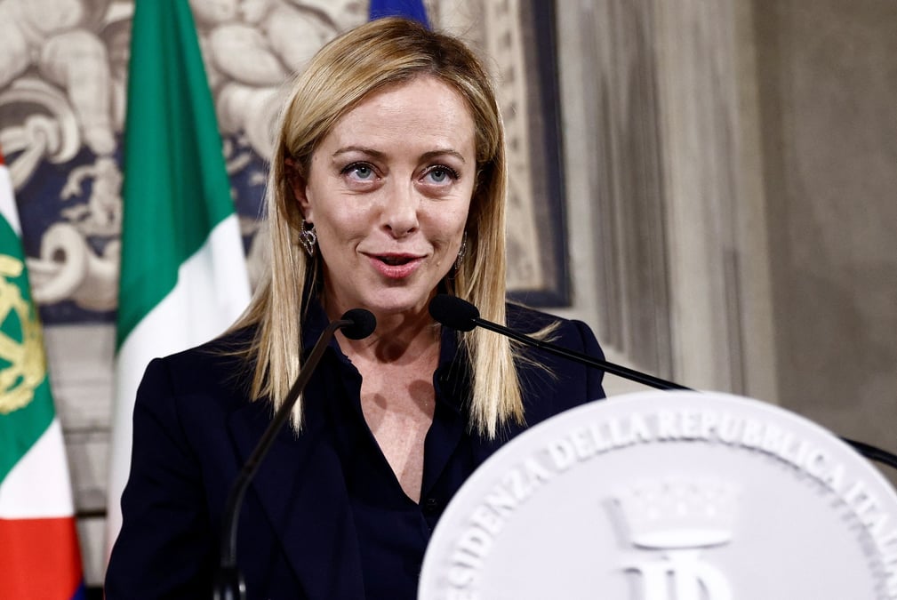 La premiere ministre italienne giorgia meloni s'adressant aux medias