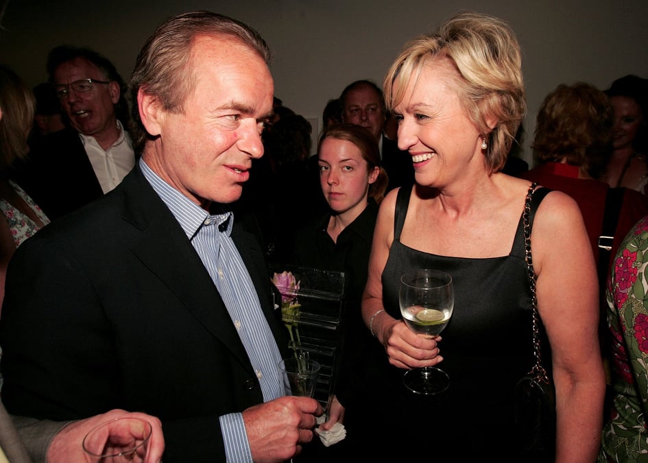 Le romancier martin amis s'entretient avec tina brown lors d'une soiree organisee par reuters a la serpentine gallery, dans le centre de londres