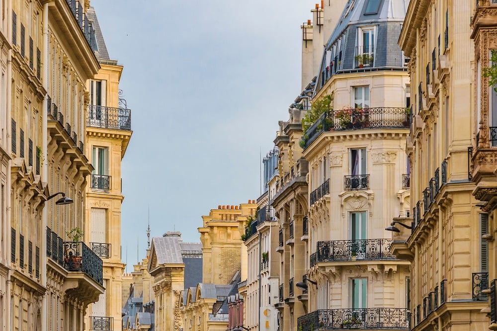La baisse est plus faible dans les 10 plus grandes villes de province (-2,6% sur un an).
