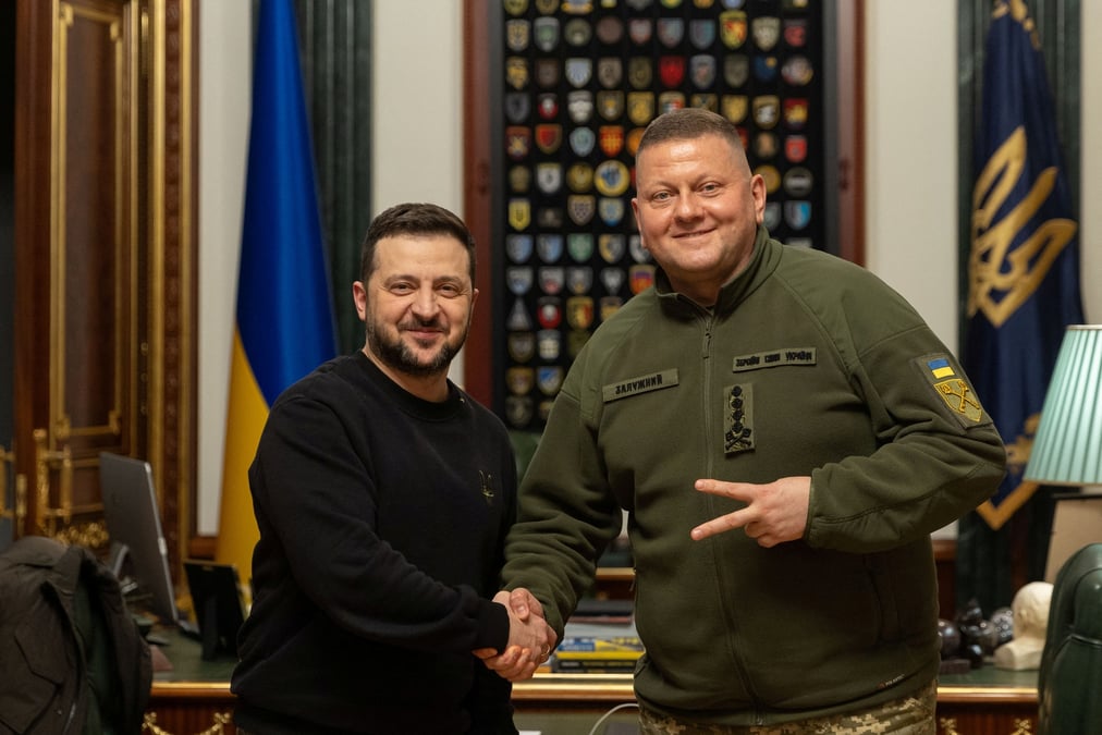 Le president ukrainien volodimir zelensky et l'ancien commandant en chef des forces armees valery zaloujny