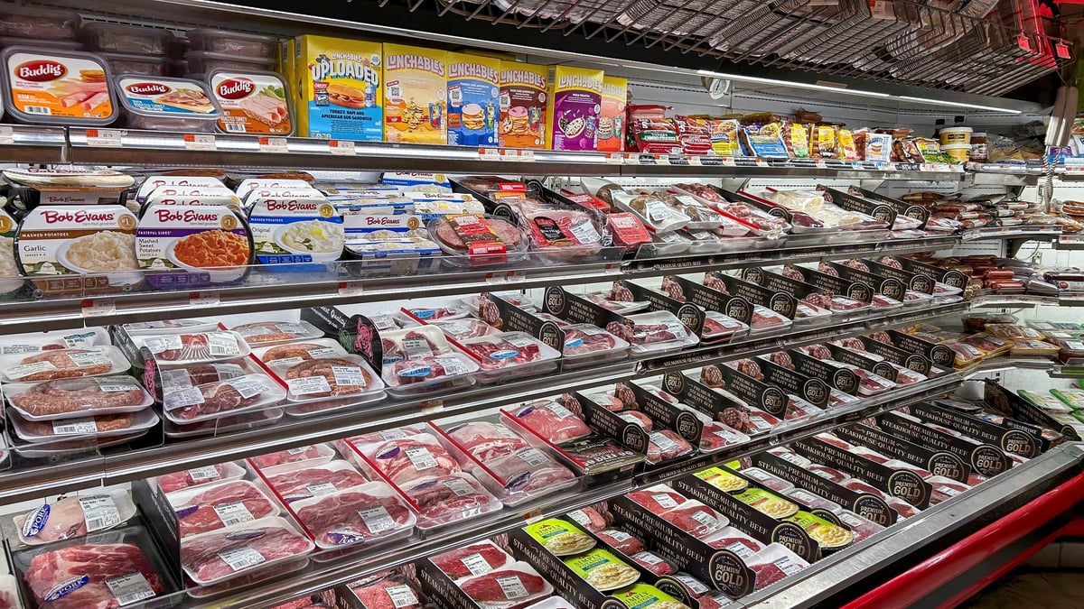 Des produits sont exposes dans une epicerie a manhattan, new york