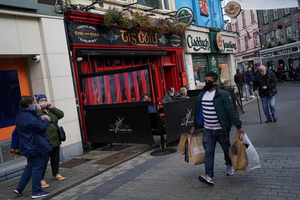 Quasi-reconfinement en irlande pour six semaines, les ecoles restent ouvertes