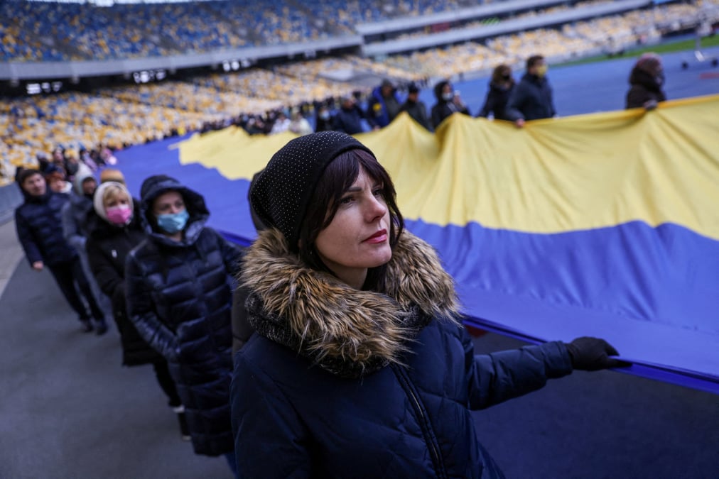 En ukraine, journee feriee et drapeaux hisses face a la menace d'une invasion russe