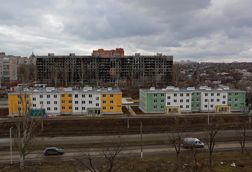 Une vue montre des immeubles d'habitation nouvellement construits a mariupol