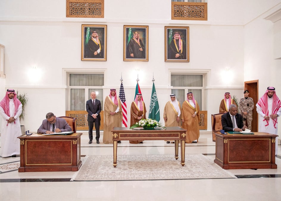 Des representants de l'armee soudanaise et des forces paramilitaires rivales de soutien rapide signent un accord de cessez-le-feu de sept jours a jeddah