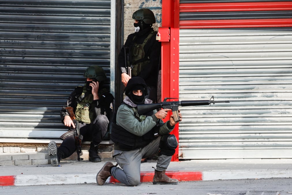 Les forces de securite palestiniennes affrontent des militants dans le camp, a jenine