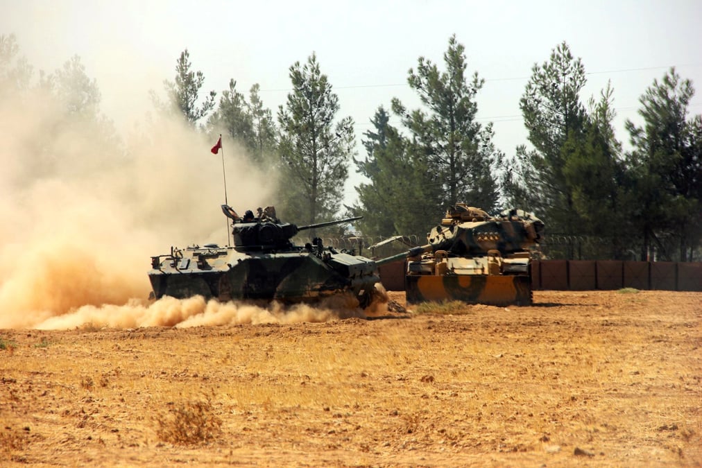 Des chars de l'armée turque stationnés près de la frontière entre la Turquie et la Syrie le 24 août 2016