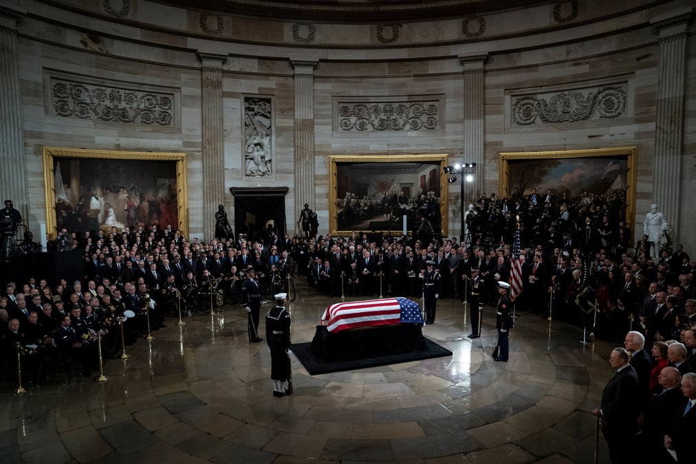 Trump et les responsables politiques rendent hommage a bush