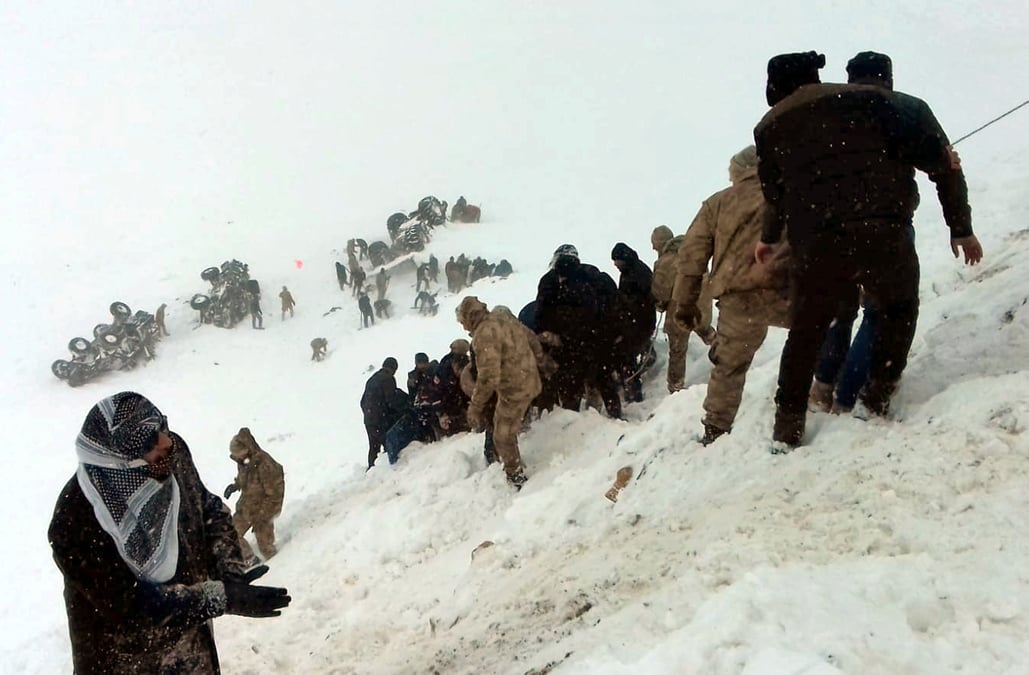 Au moins 38 personnes tuees par deux avalanches en turquie