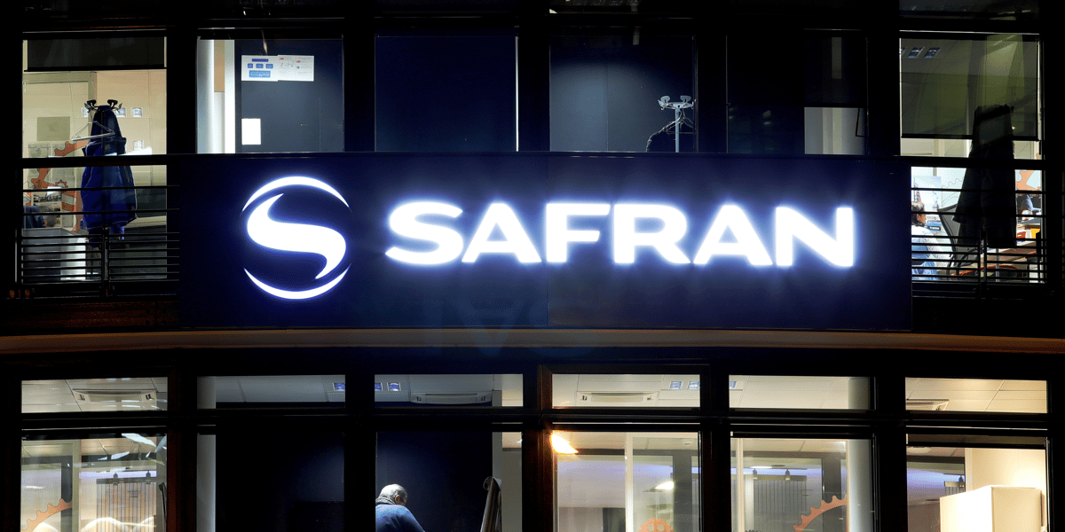Photo d'archives du logo de safran visible devant le siege social de la societe a issy-les-moulineaux