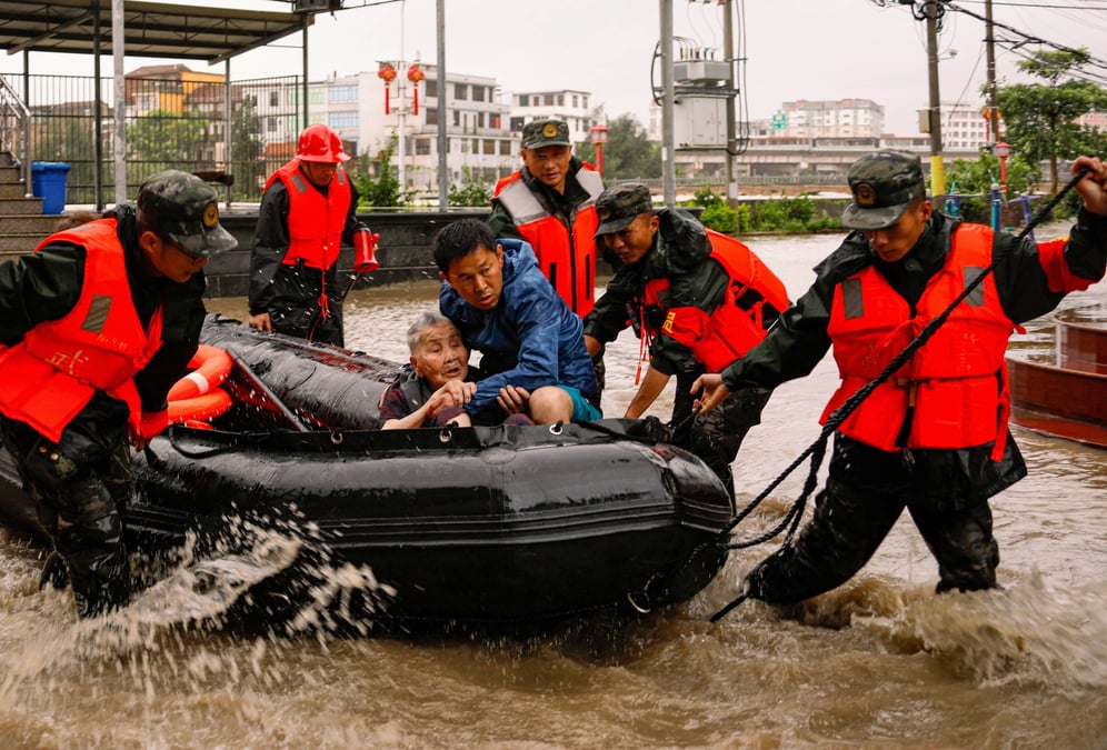 Des policiers evacuent les habitants de fuqing apres le passage du typhon doksuri