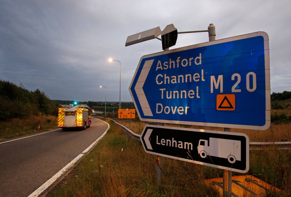 Un panneau indiquant la direction du tunnel sous la manche, dans le sud de l'angleterre