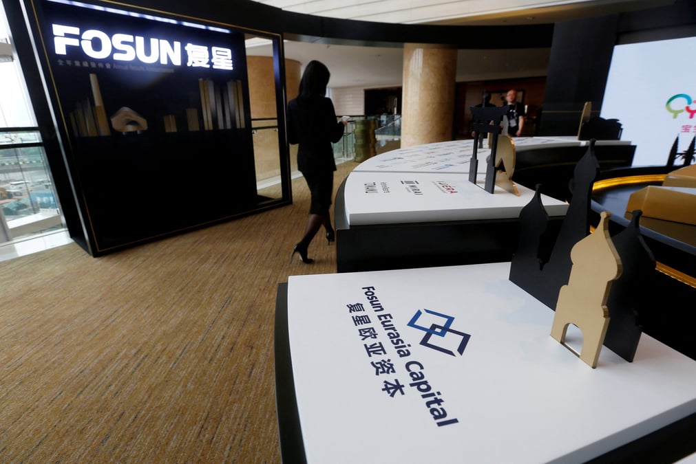 Les services de fosun international ltd sont presentes lors d'une conference de presse a hong kong