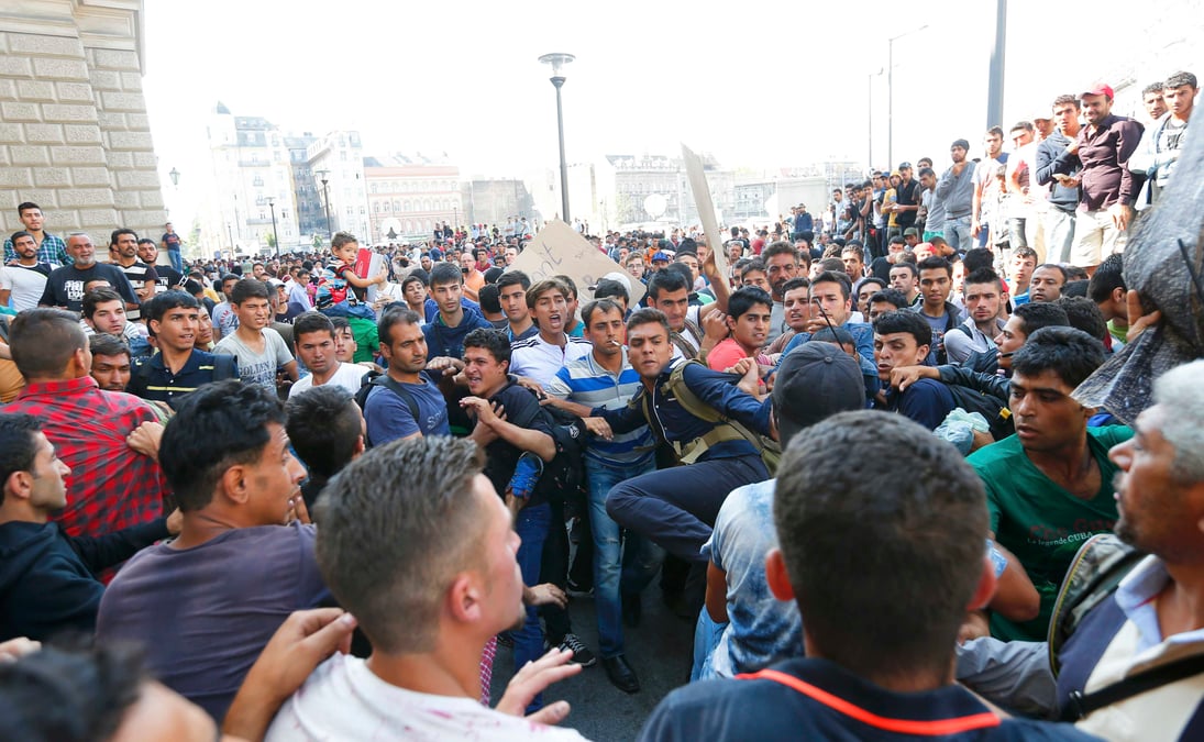Nouvelle manifestation de migrants devant la gare de budapest