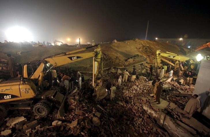 Au moins 21 morts dans l'effondrement de l'usine au pakistan