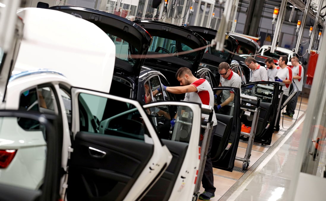 Le marche automobile europeen a continue de baisser en mars, selon l'acea