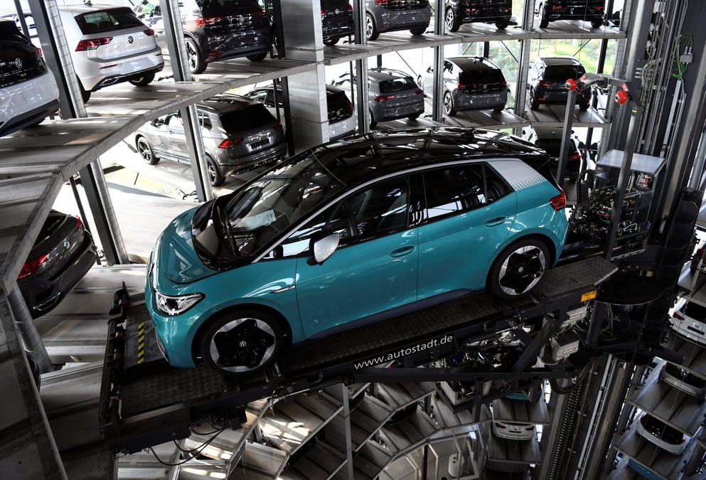 Les voitures electriques stimulent l'innovation dans les batteries, selon un rapport