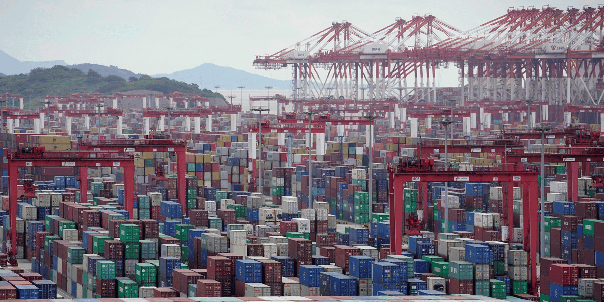 Chine: les exportations depassent les attentes en mai apres l'assouplissement des restrictions