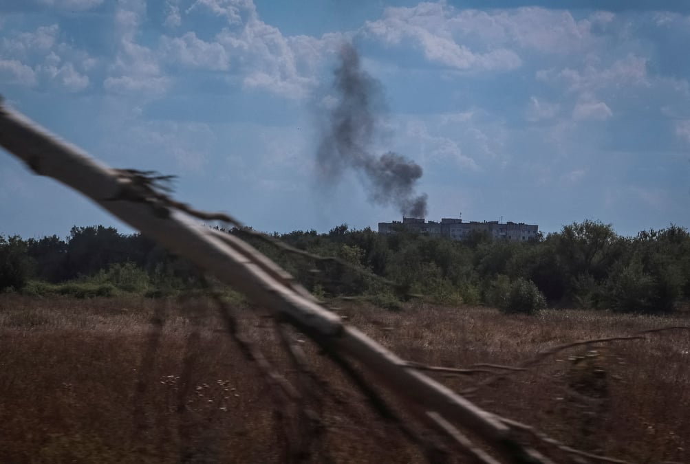 De la fumee s'eleve de batiments residentiels apres des frappes russes en ukraine