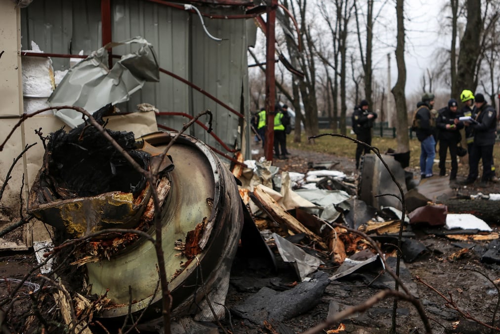 Un pompier eteint les restes d'un missile non identifie, qui, selon les autorites ukrainiennes, aurait ete fabrique en coree du nord