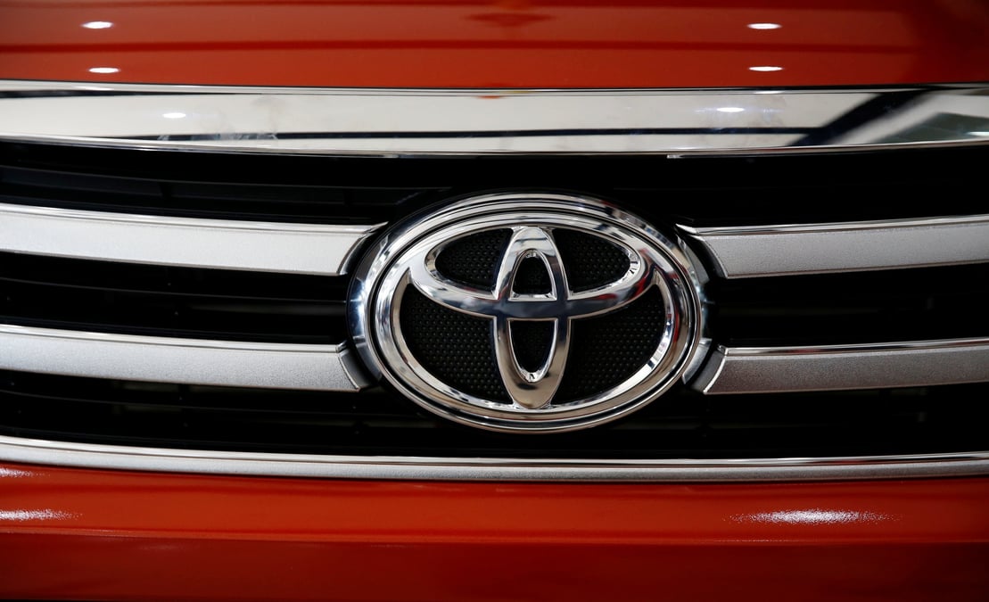 Le logo de la societe toyota motors represente sur un pick-up hilux