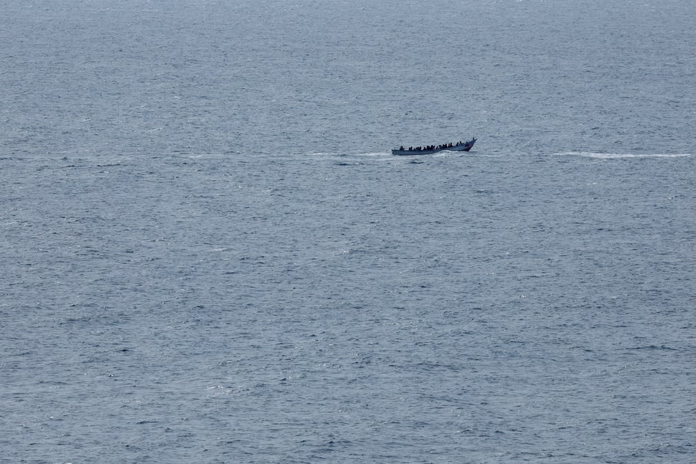 Un bateau de migrants naviguant au sud de l'ile de gran canaria