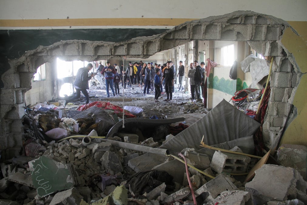 Consequences d'une frappe israelienne sur une ecole abritant des personnes deplacees dans la ville de gaza