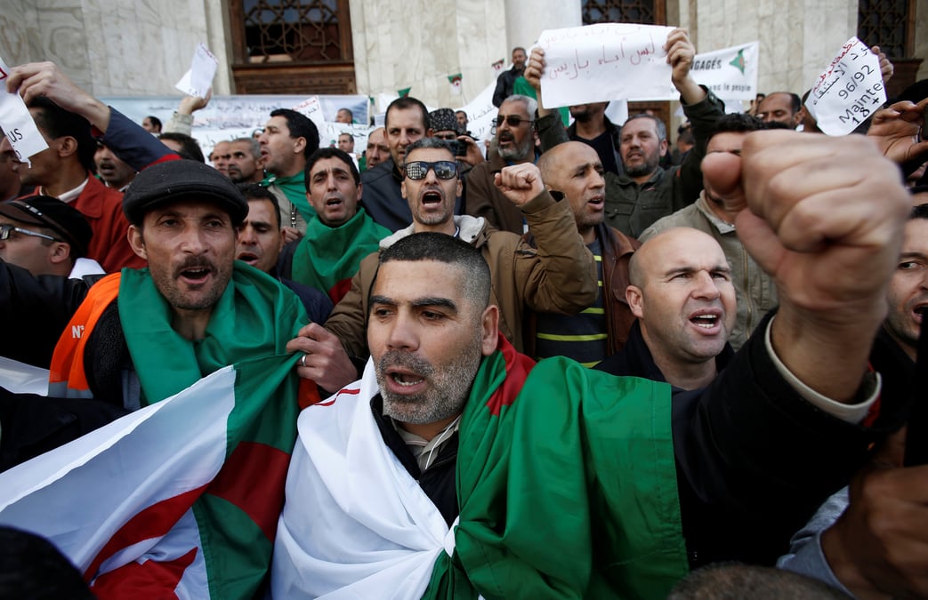 Des milliers de manifestants se rassemblent a alger