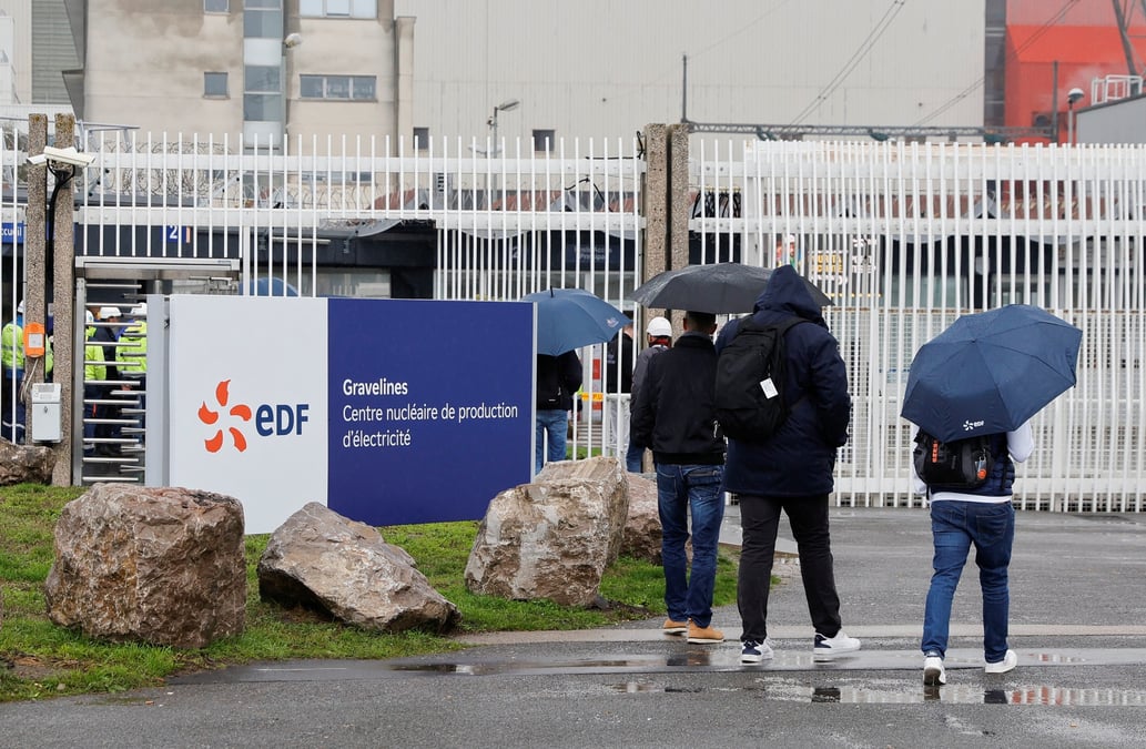 Des employes d'edf arrivent a la centrale nucleaire de gravelines