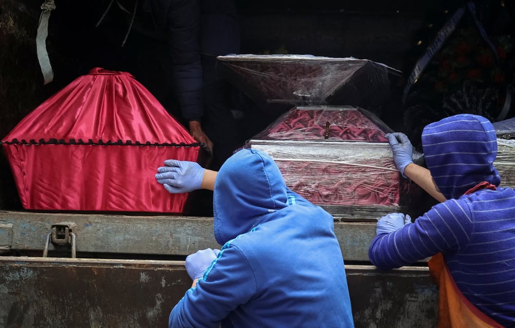 Des cercueils dans une morgue de kharkiv