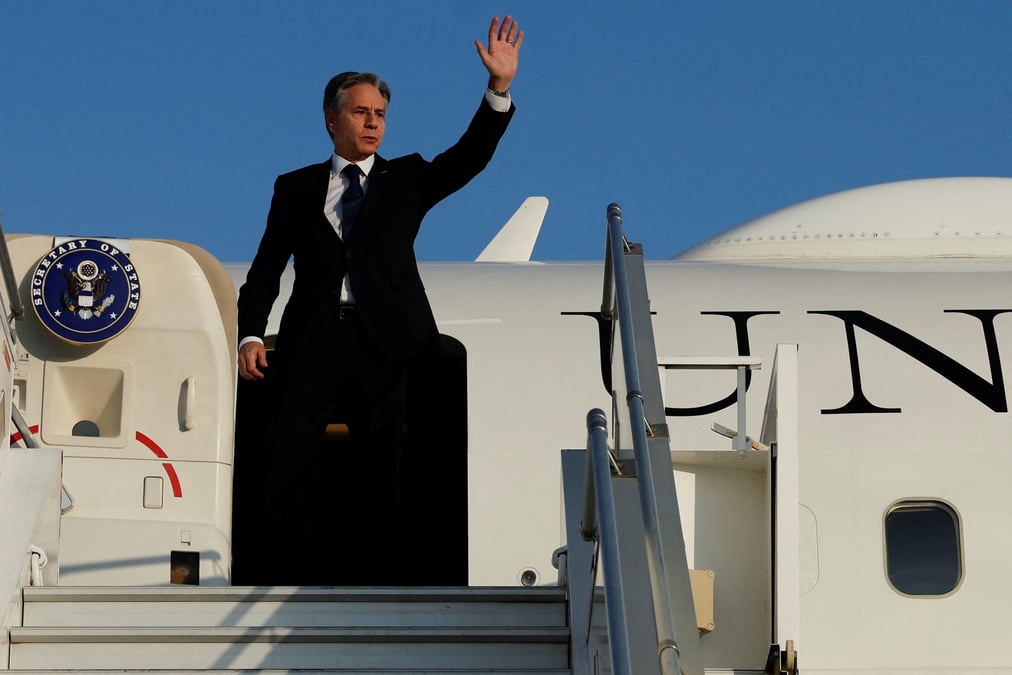 Le secretaire d'etat americain antony blinken salue alors qu'il monte dans son avion a amman, en jordanie