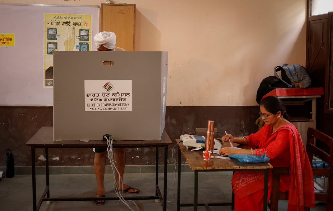 Des personnes dans un bureau de vote lors de la septieme et derniere phase des elections generales, dans le district de faridkot