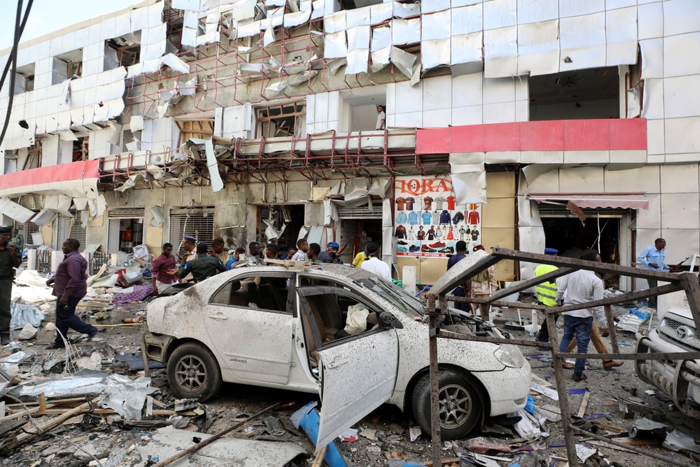Deux morts dans un attentat impute a al chabaab a mogadiscio