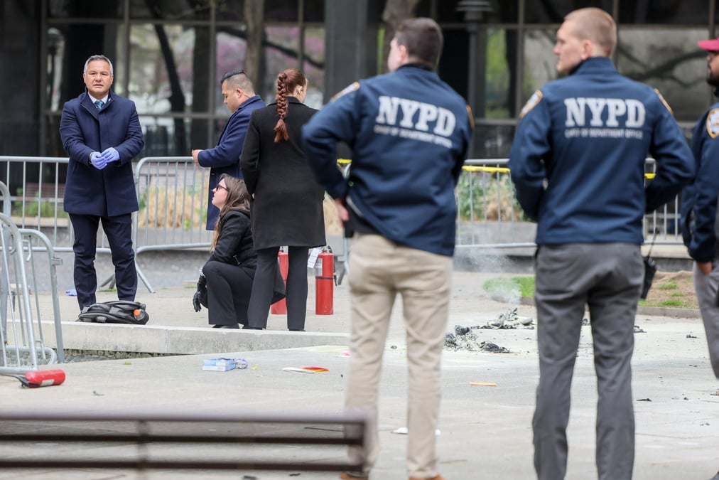 Devant le tribunal de new york ou une personne s'est immolee par le feu