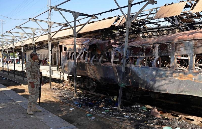 Un train visé par une bombe au Pakistan