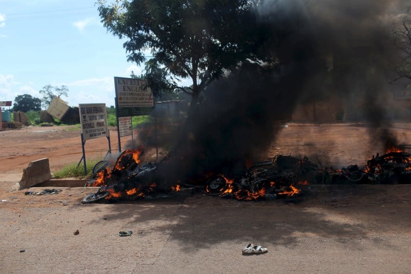 L'armee du burkina faso demande aux putschistes de deposer les armes