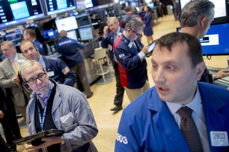 Les marches americains hesitent a l'ouverture
