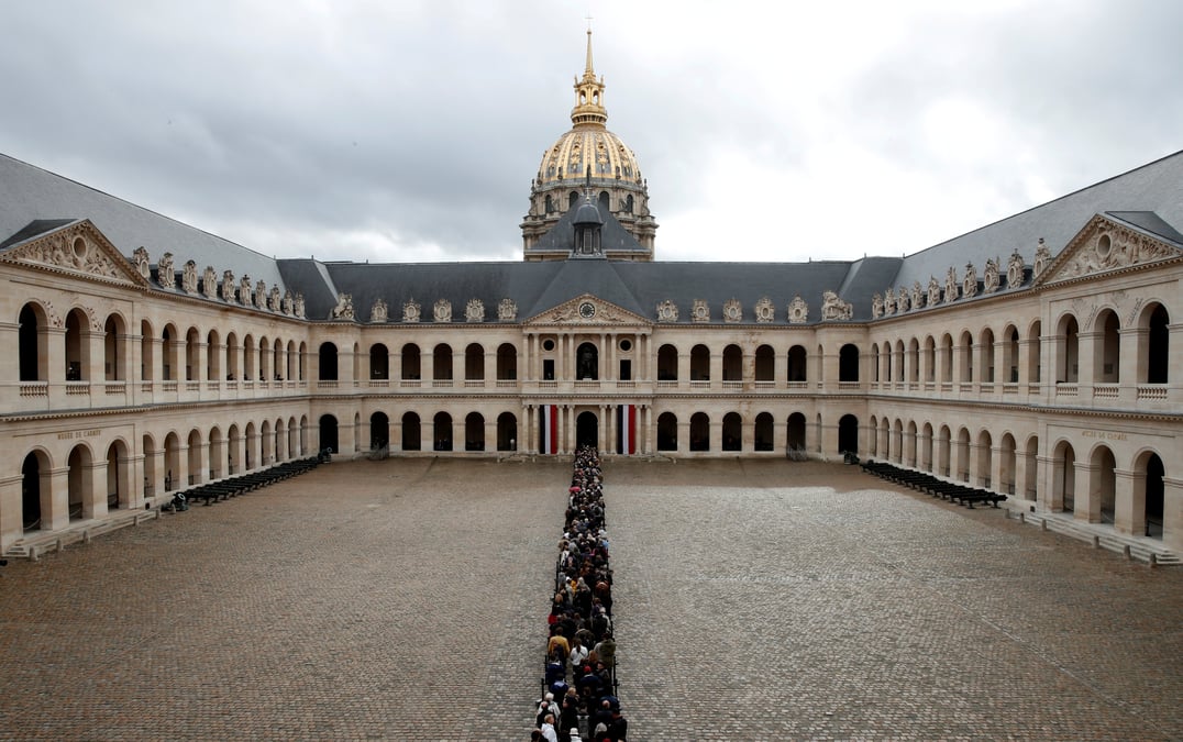 Des milliers de francais rendent un dernier hommage a jacques chirac