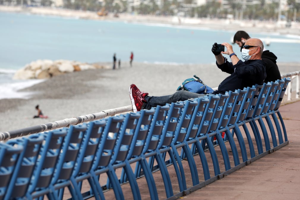 Bronzette interdite : les plages de la cote d'azur de nouveau ouvertes