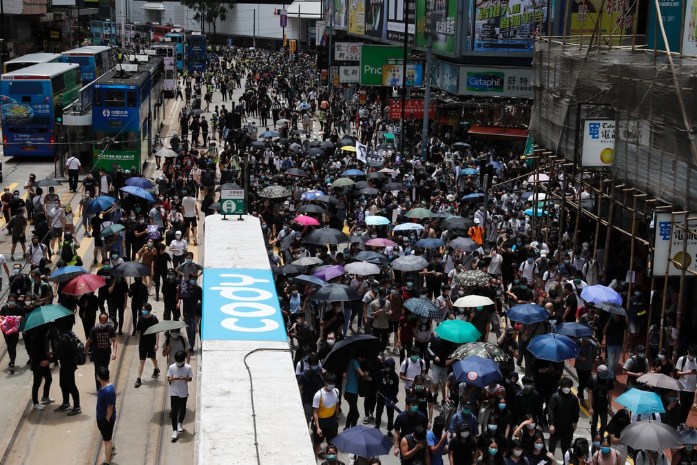 Hong kong: plus grosse manifestation depuis le confinement