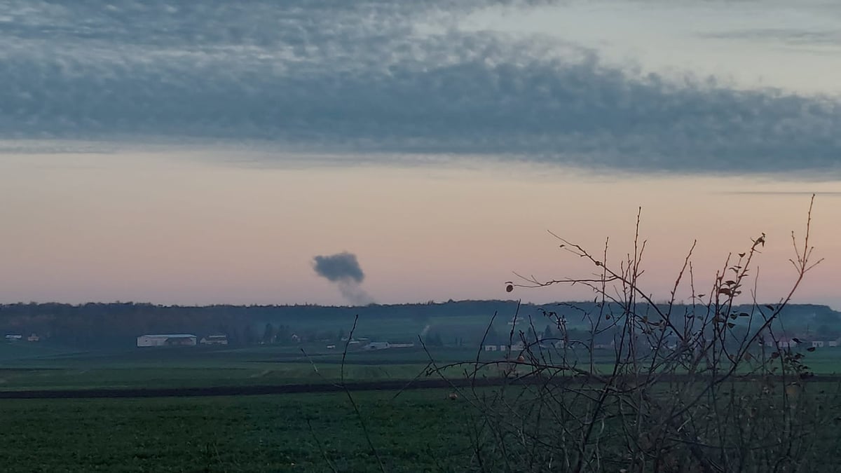 Photo de la fumee qui monte au loin, au milieu de rapports faisant etat de deux explosions en pologne, pres de la frontiere avec l'ukraine