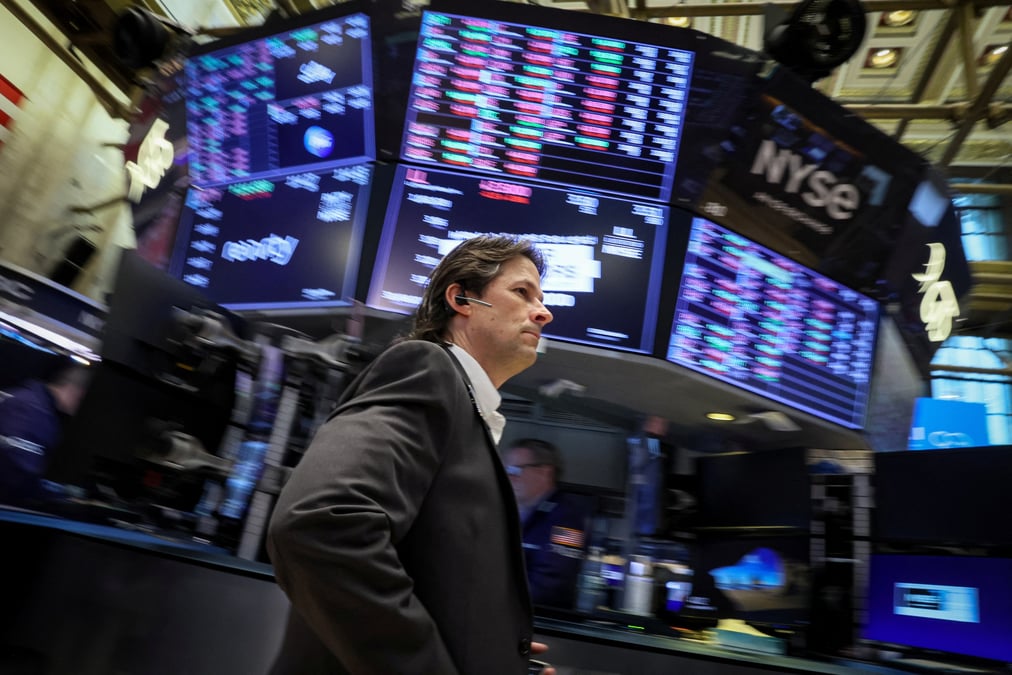 Photo des traders qui travaillent sur le parquet de la bourse de new york