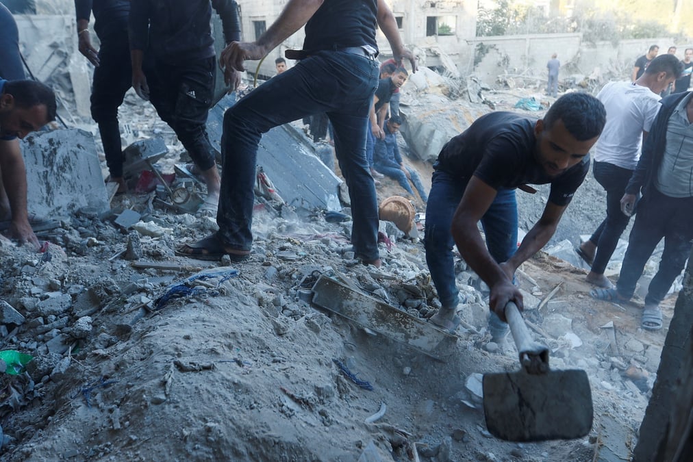 Les palestiniens nettoient la destruction d'une frappe a khan younis, a gaza