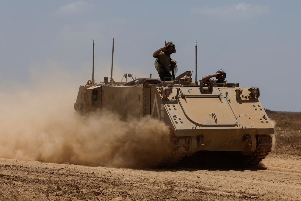 Des soldats israeliens sur un vehicule militaire en train de manoeuvrer, pres de la frontiere entre israel et la bande de gaza