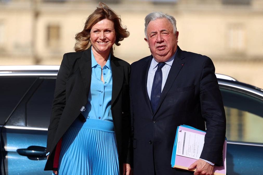 La presidente de l'assemblee nationale francaise, yael braun-pivet, et le president du senat francais, gerard larcher, posent a leur arrivee pour participer au congres des deux chambres du parlement a versailles