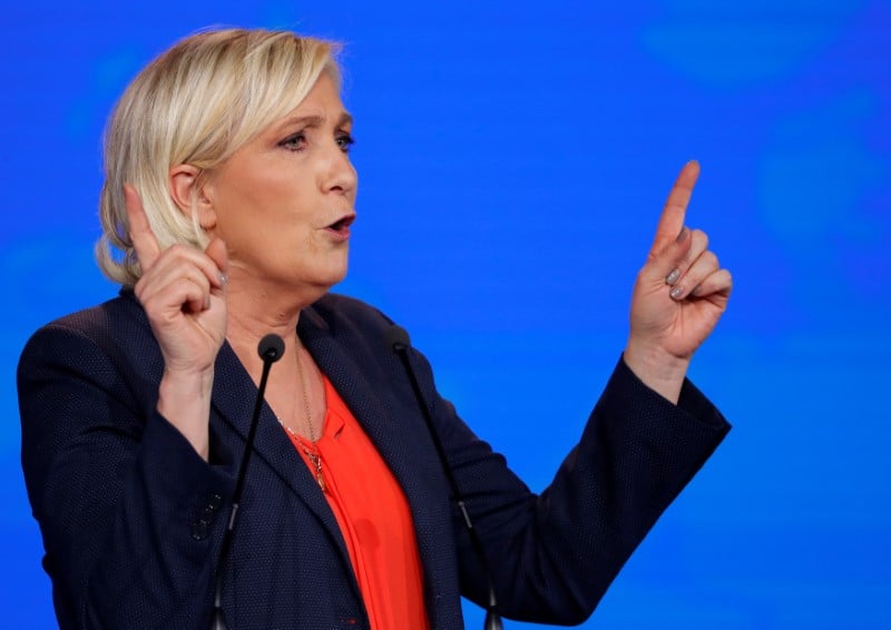 Le pen fait appel, denonce "un attentat"