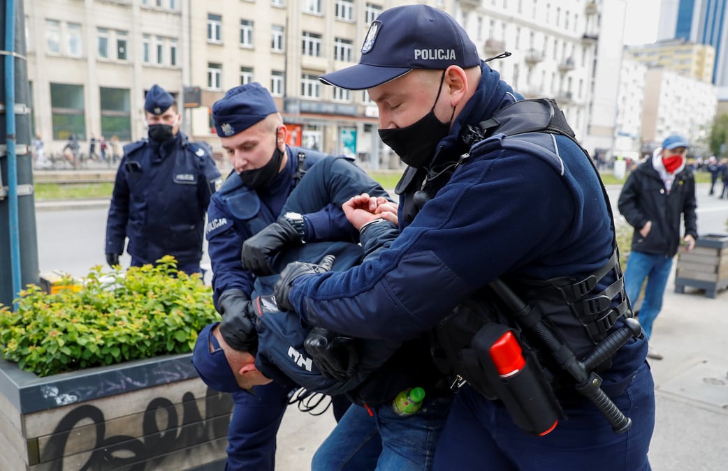 Pologne: gaz lacrymogenes contre des manifestants anticonfinement